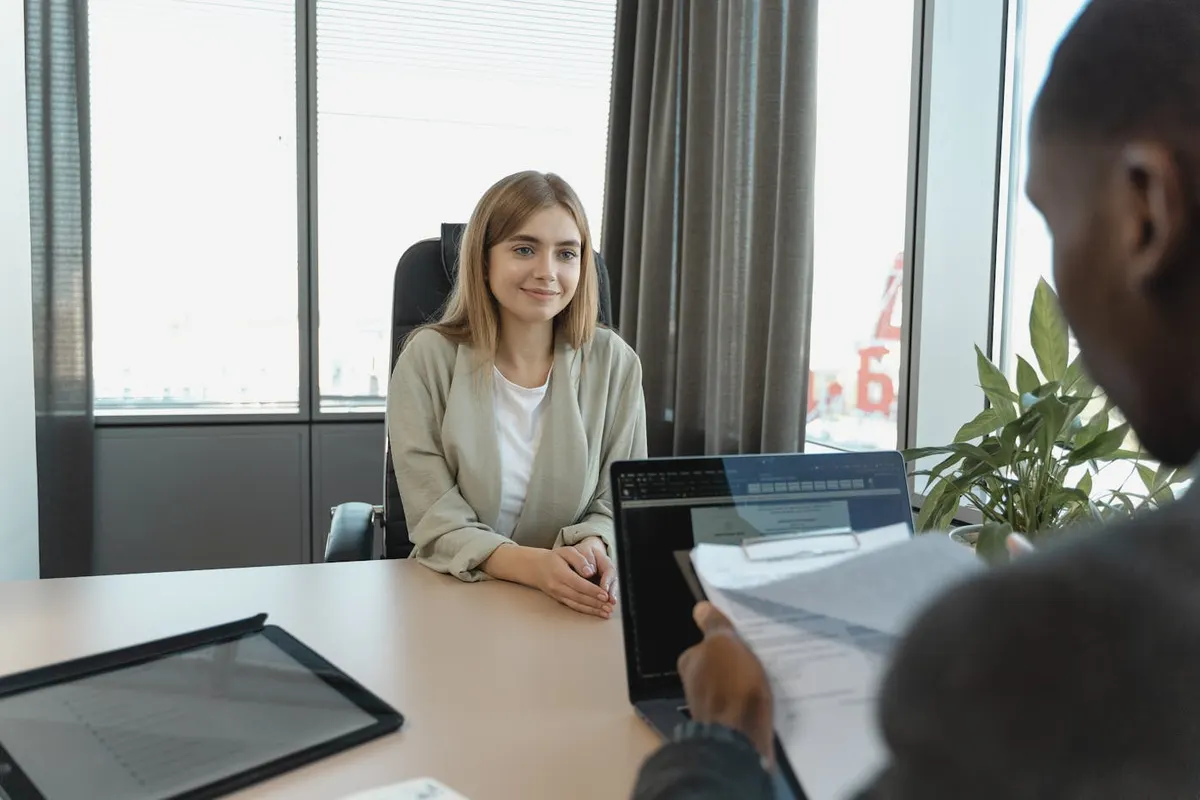 Candidata em entrevista de emprego com postura confiante
